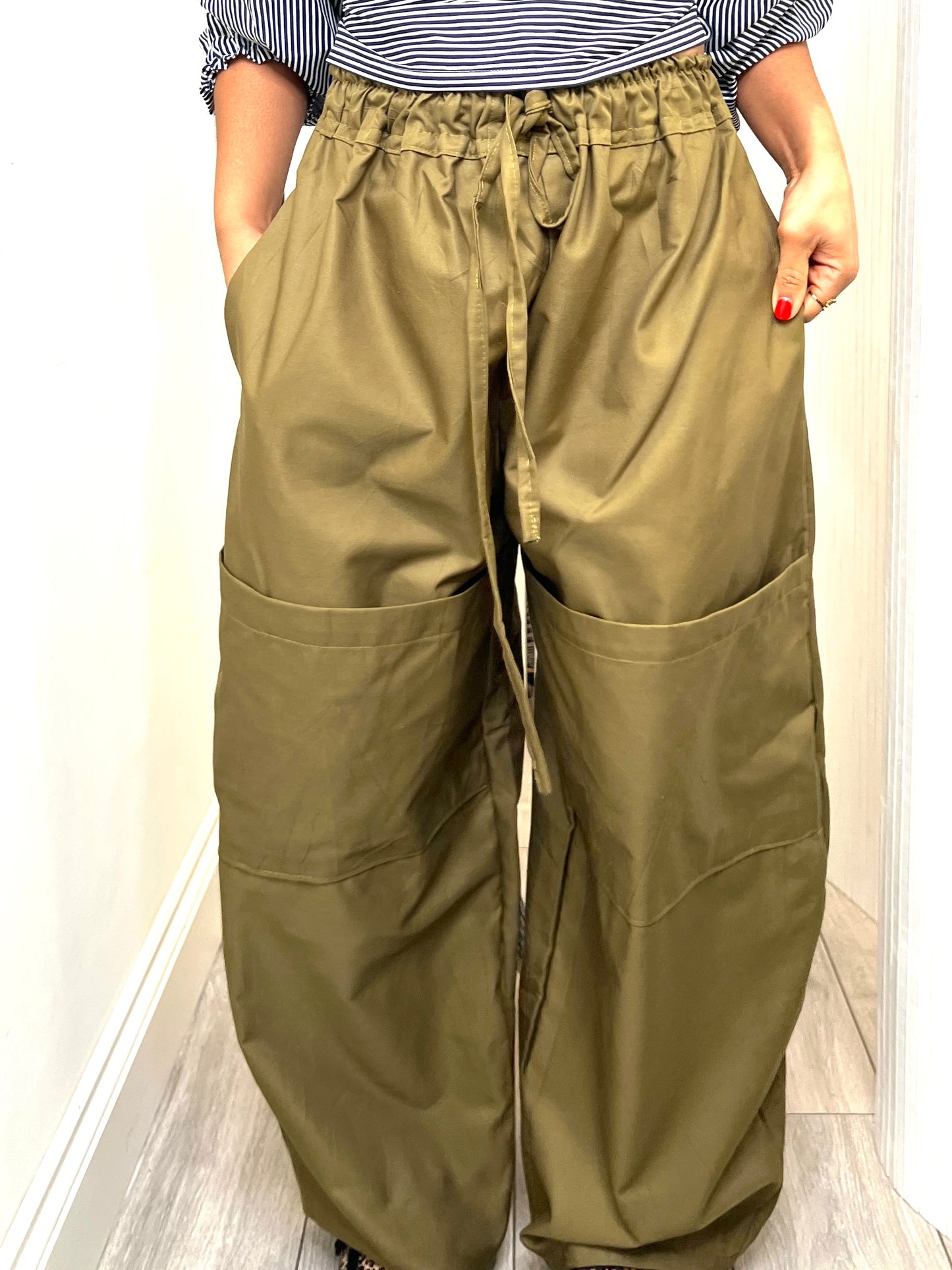 Khaki Baloon trousers with knee pockets. Size 1 (8-14)