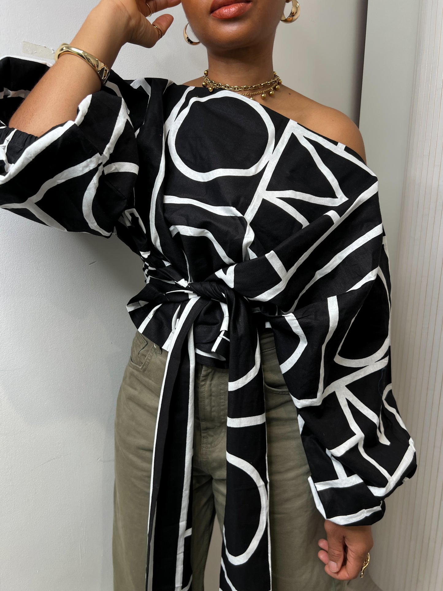 Black&white African Print Off-Shoulder Crop Top: Asymmetric Balloon Sleeve Blouse size 1 UK 8-14