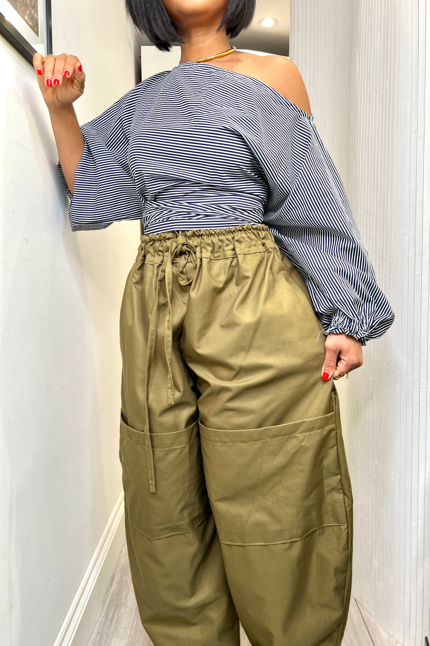 Khaki Baloon trousers with knee pockets. Size 1 (8-14)