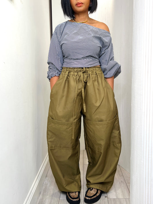 Khaki Baloon trousers with knee pockets. Size 1 (8-14)