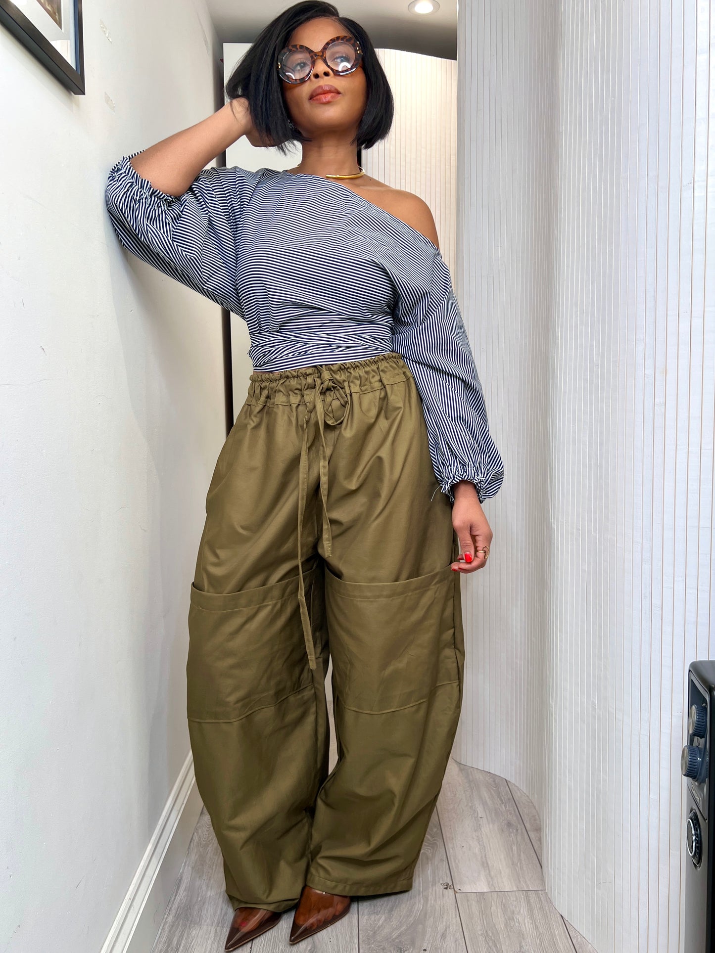 Khaki Baloon trousers with knee pockets. Size 1 (8-14)